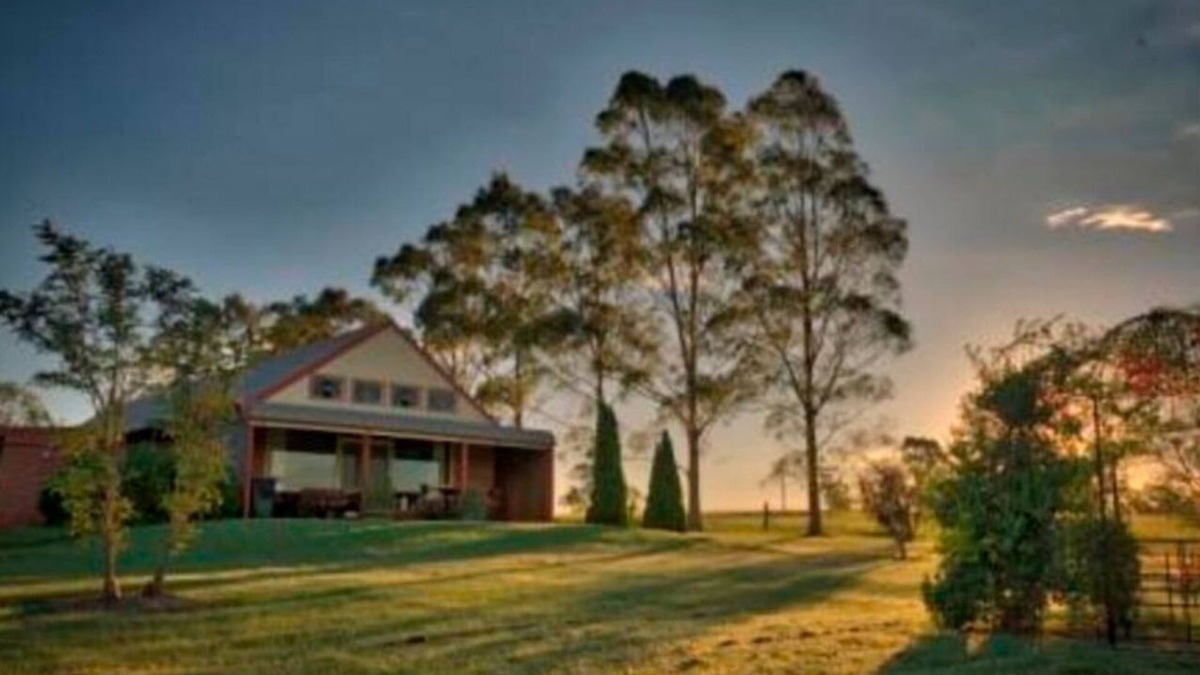 Lovedale Ski Chalet | Bluebush Estate - The Chalet - Stunning Country Views - Sleeps 10