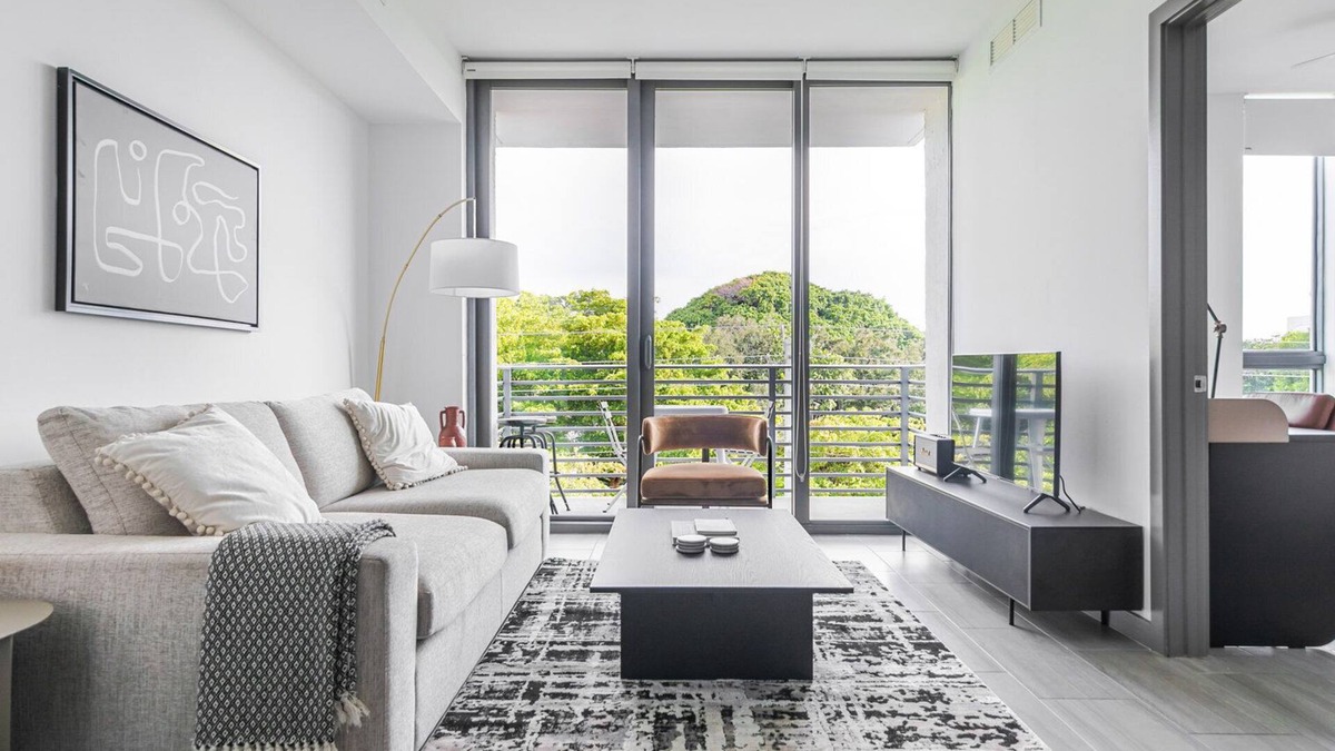 Northeast Miami Apartment | Blueground | Upper East Side, pool, nr Biscayne Bay