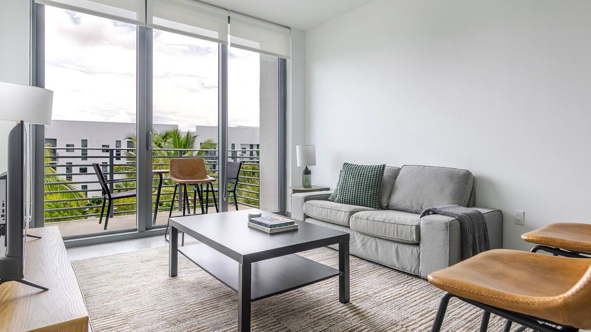Northeast Miami Apartment | Blueground | Upper East Side, pool, nr Baywood Park