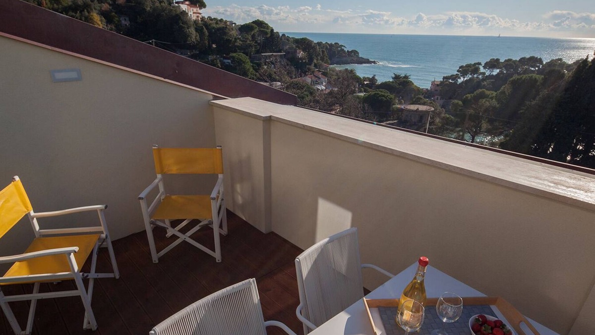 Tellaro Apartment | BlueLine Terrace - attic with two rooms in front of Fiascherino beach