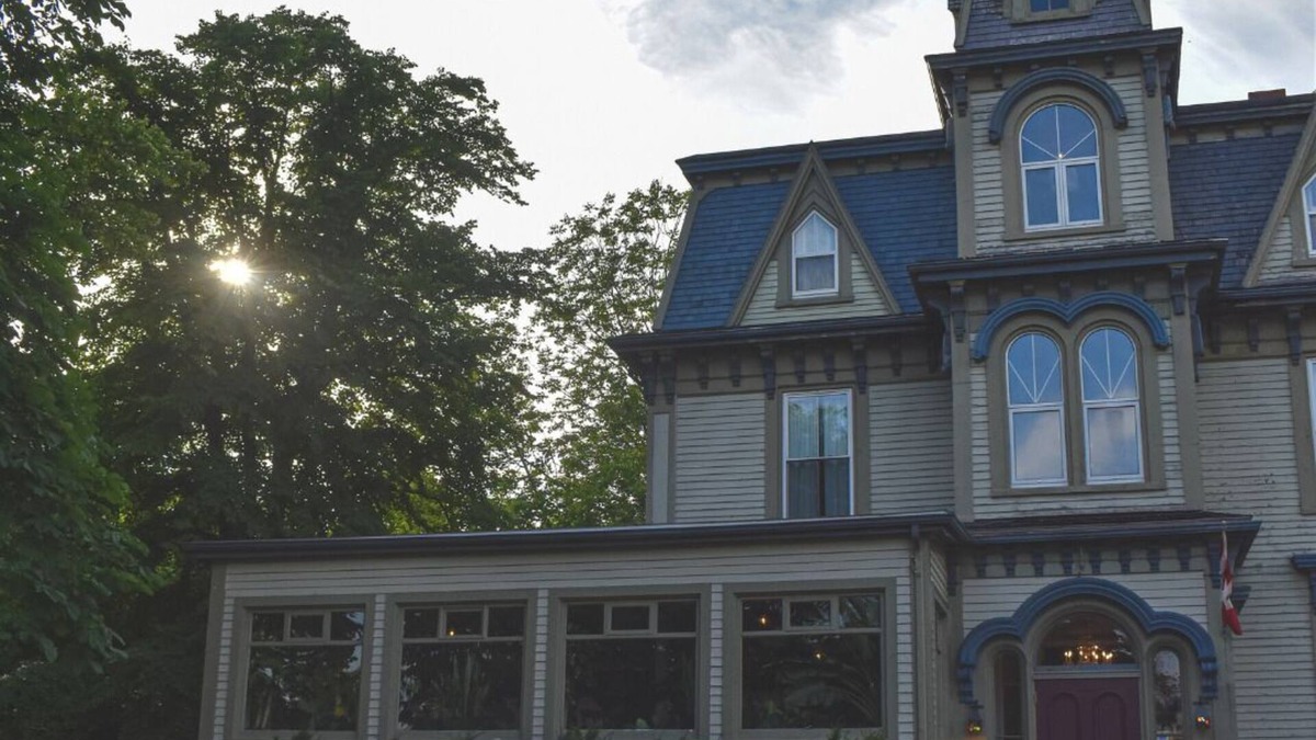Lunenburg Hotel | Bluenose Lodge