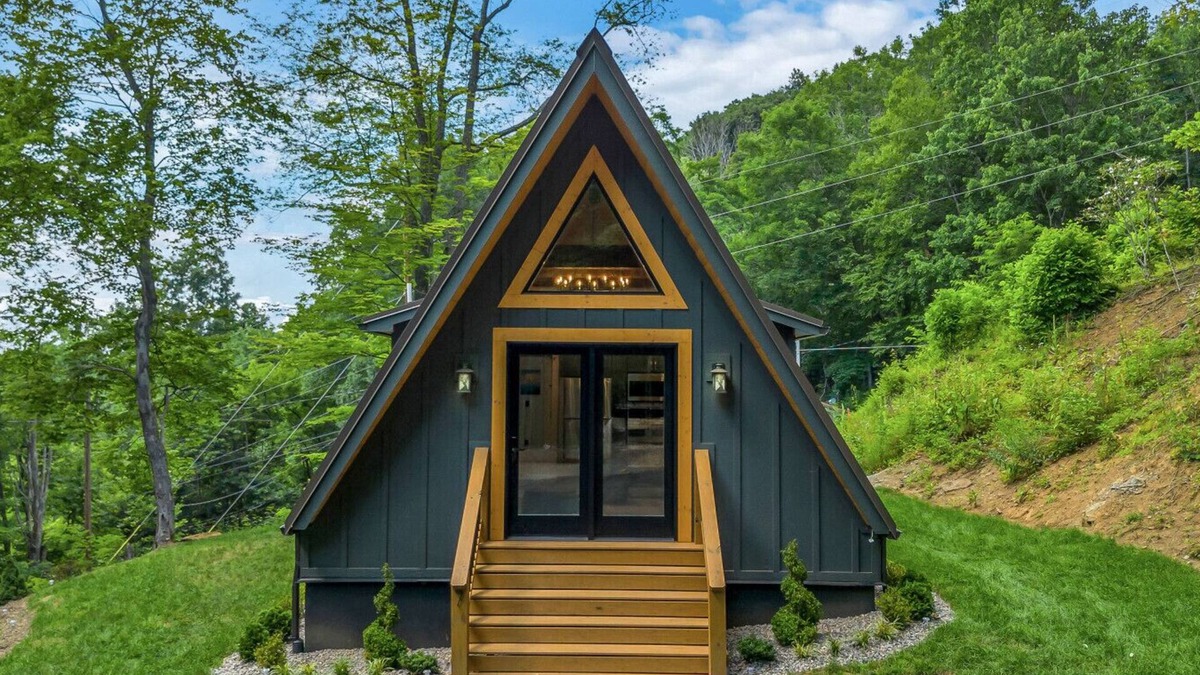 West Jefferson Cabin | Blueridge Mountain A Frame with XL Hot Tub and mountain views