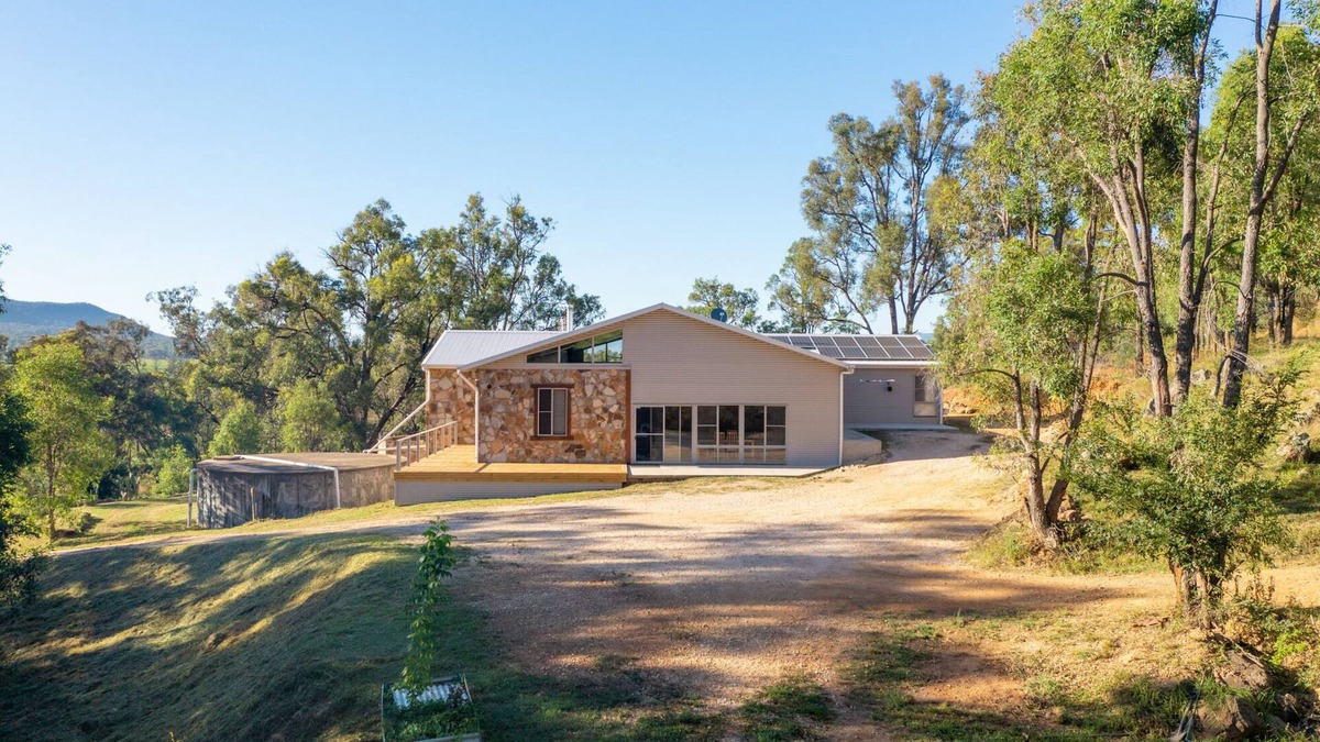 Eurunderee House | Blueview Cottage with Fireplace near Wineries