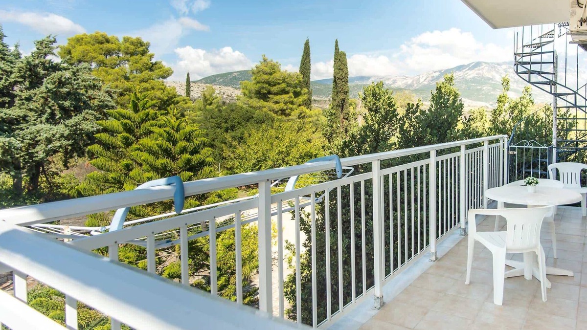 Kerameies Apartment | BlueWhite Studio - Mountain Vistas by the Pool