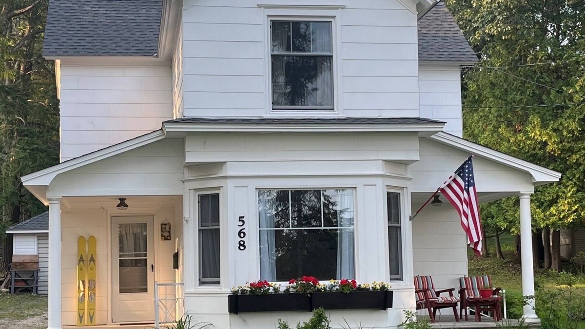 Harbor Springs House | Bluff Bliss. Stroll along the bluff to downtown .6miles. FRESHLY renovated.