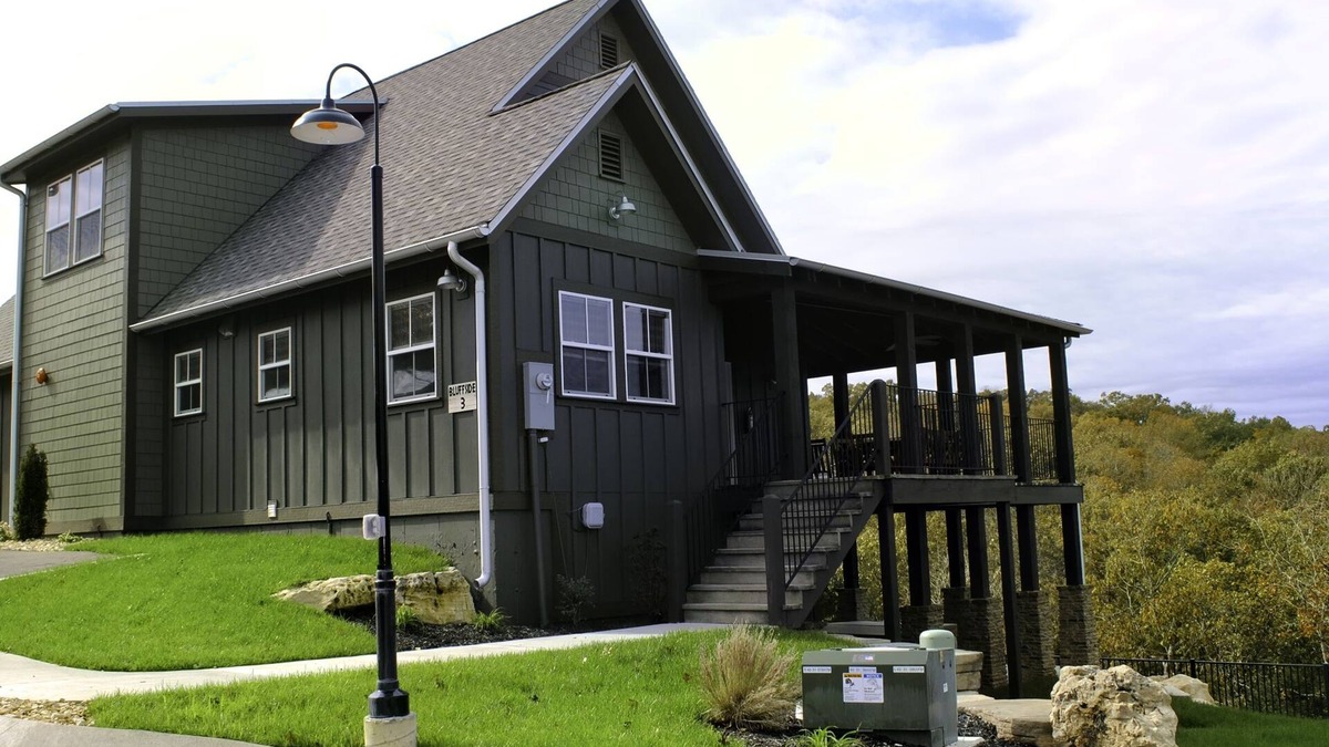 Kimberling City Cabin | Bluff Cabin #3 with 5 bedrooms & Hot Tub