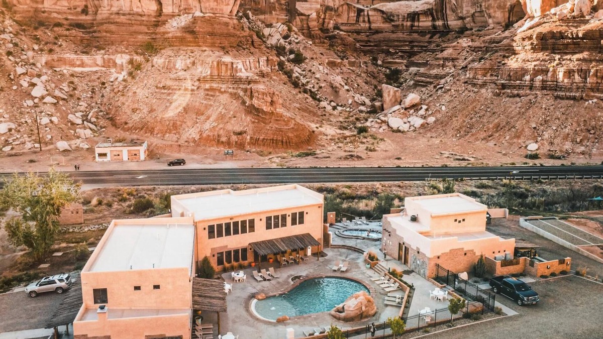 Bluff Hotel | Bluff Dwellings Resort