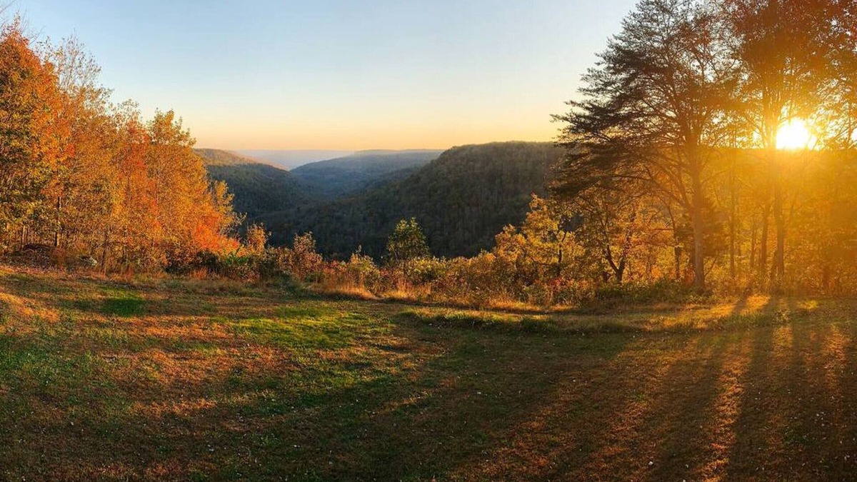 Monteagle House | Bluff House — Incredible View| Renovated Lux | Convenient to Waterfalls, Hikes & Caverns