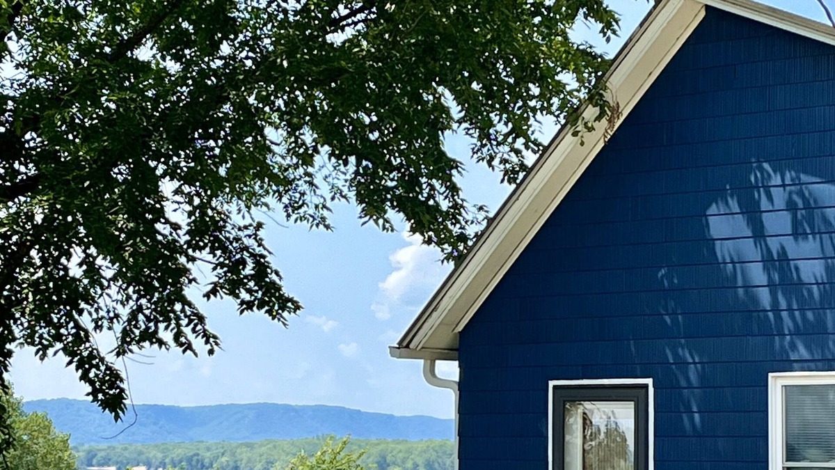 Fountain City House | Bluffside cottage with gorgeous views