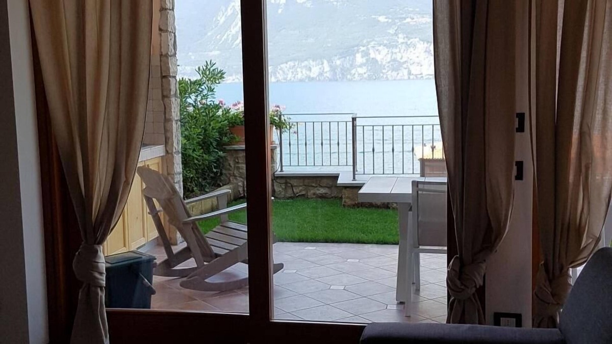 Magugnago Apartment | Bmp Apartment DELUXE 2 with Jacuzzi overlooking the lake