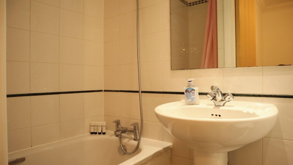 Bunhill Apartment | BnBNook - 4BR Townhouse - West End and Farringdon