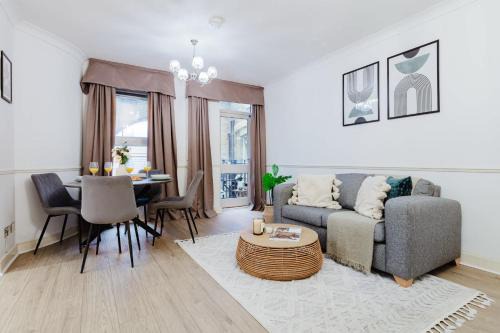 Queenhithe Apartment | BnBNova - Heart of the City with Balcony - Thames - St Paul's