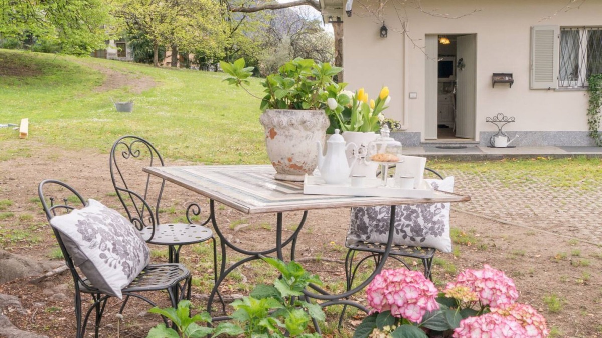 Porto Valtravaglia Apartment | Bnbook Maison Charlotte Apartment with 2 bedrooms Maggiore Lake