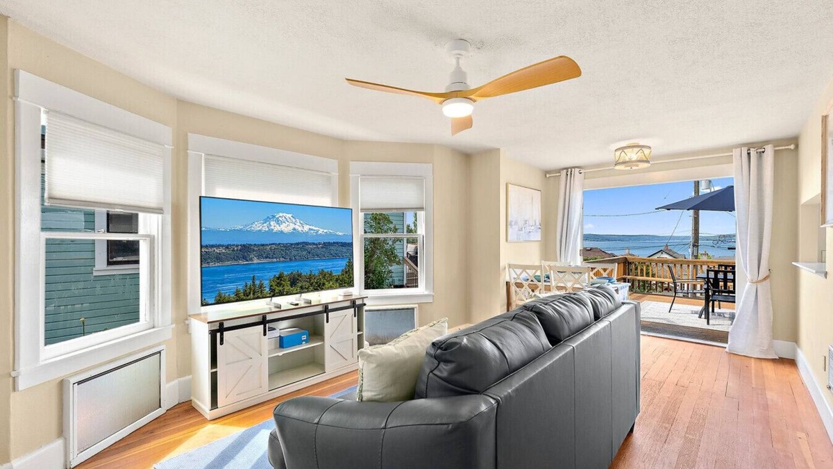 Old Town House | Bo`s Old Tacoma Victorian Charm | Water views