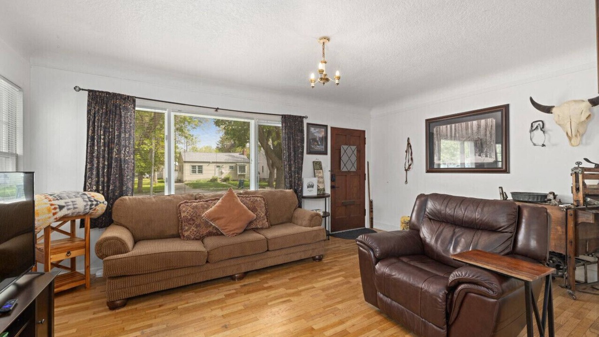 Central - Terry Apartment | Bo's Rusty Relic Billings |Hot Tub | Rustic decor | Central Billings