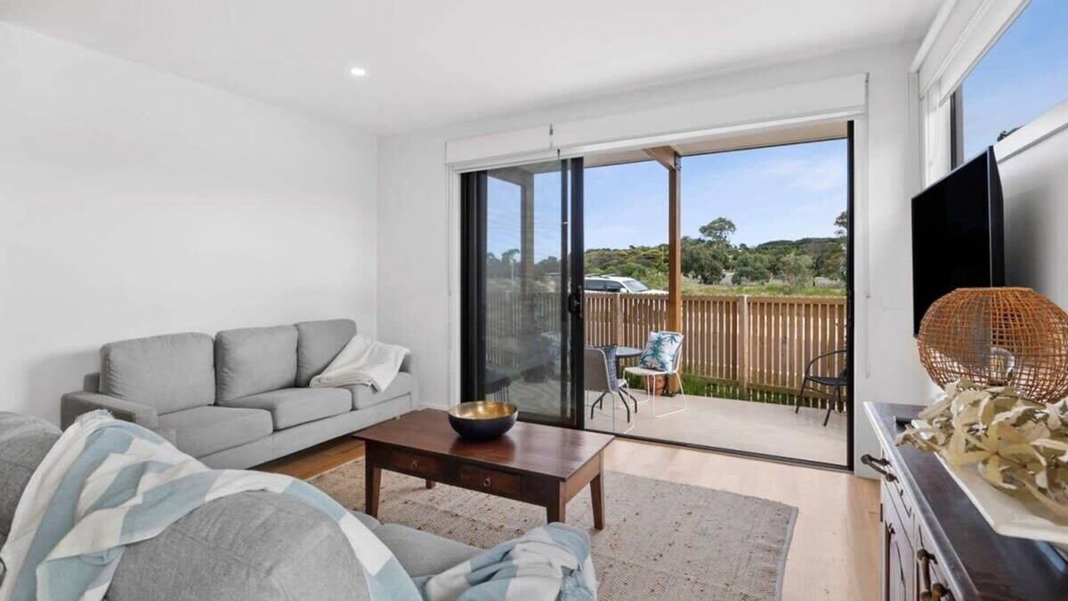 Torquay Apartment | Boardwalk on Bright Coastal Apartment