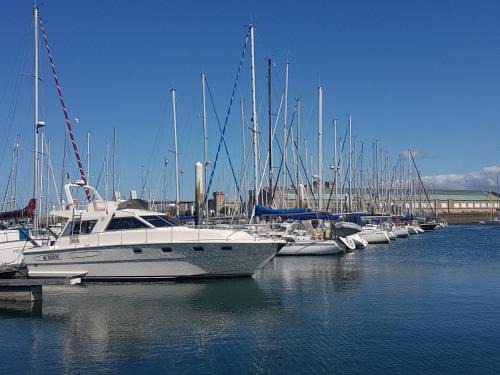 Cherbourg-en-Cotentin Boat Rental | BOAT APPART TITANIC Cherbourg motor yacht à quai ROSE STAR