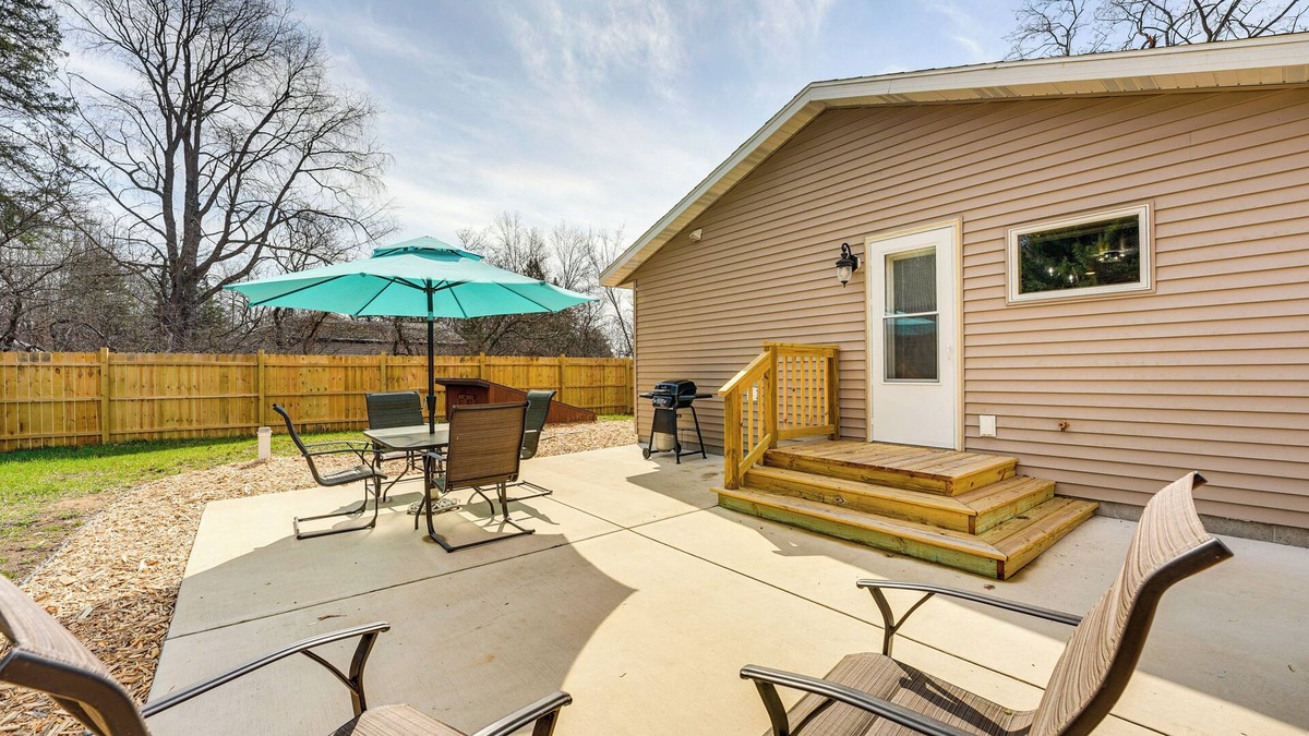 Twin Lake Apartment | Boat, Fish & Hike: Cozy Getaway in Twin Lake!