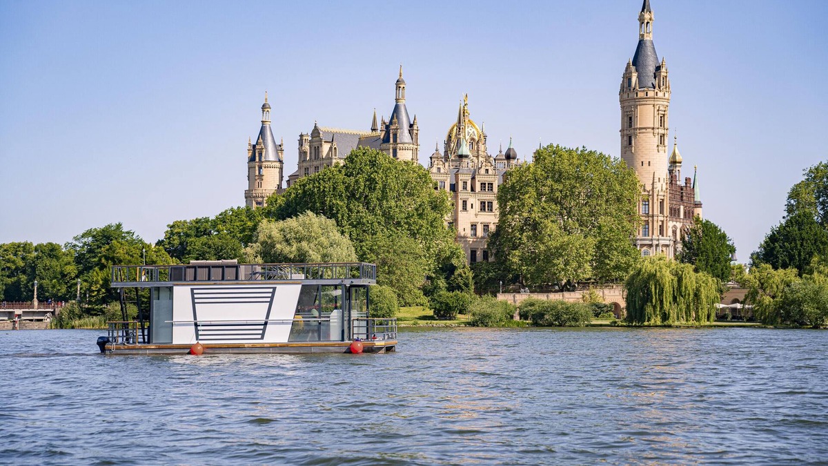 Schwerin Boat Rental | Boat 'Hausboot Explorer' with Lake View and Private Terrace