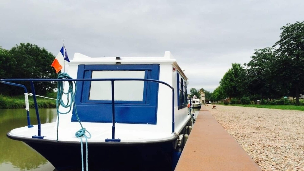 Cuffy Boat Rental | Boat LE BAYOU - NEVERS - LA LOIRE - MAGNY-COURS