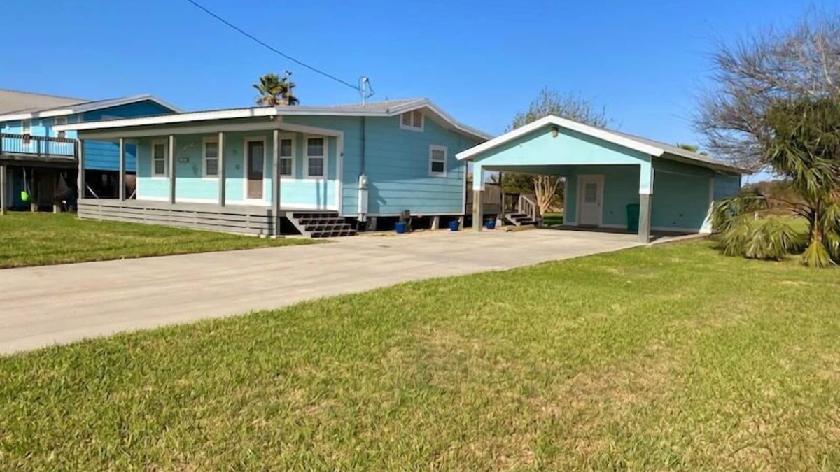 Aransas Pass House | Boat Parking, Huge yard, 3 bedrooms, 2 baths, Close to Fishing and the Beach