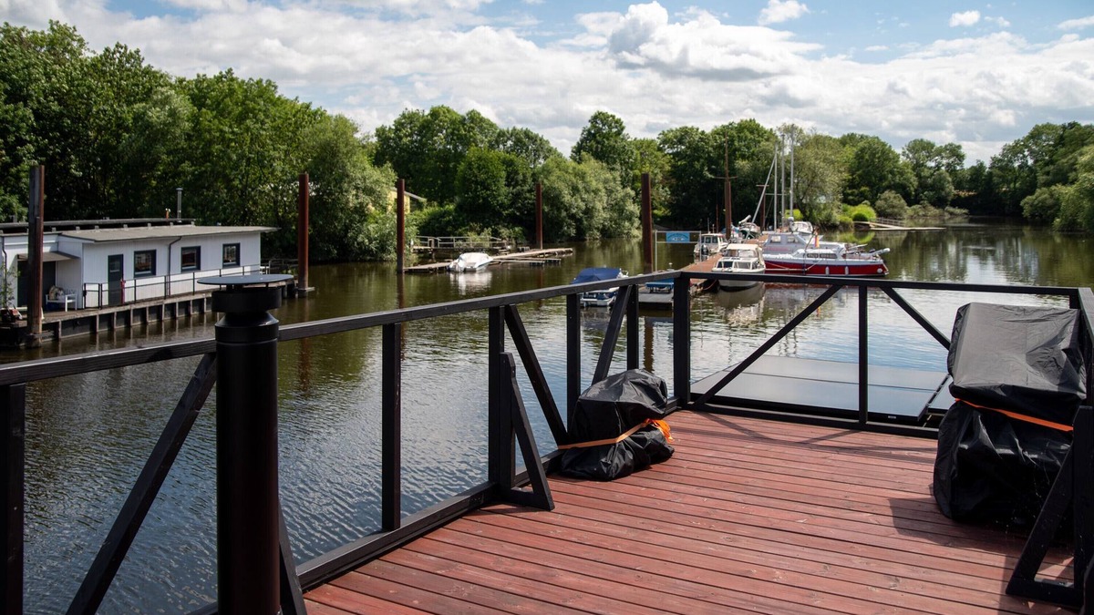 Neuland Boat Rental | Boat 'Tiny-Hausboot Mit Dachterasse' with Private Terrace, Balcony and Wi-Fi