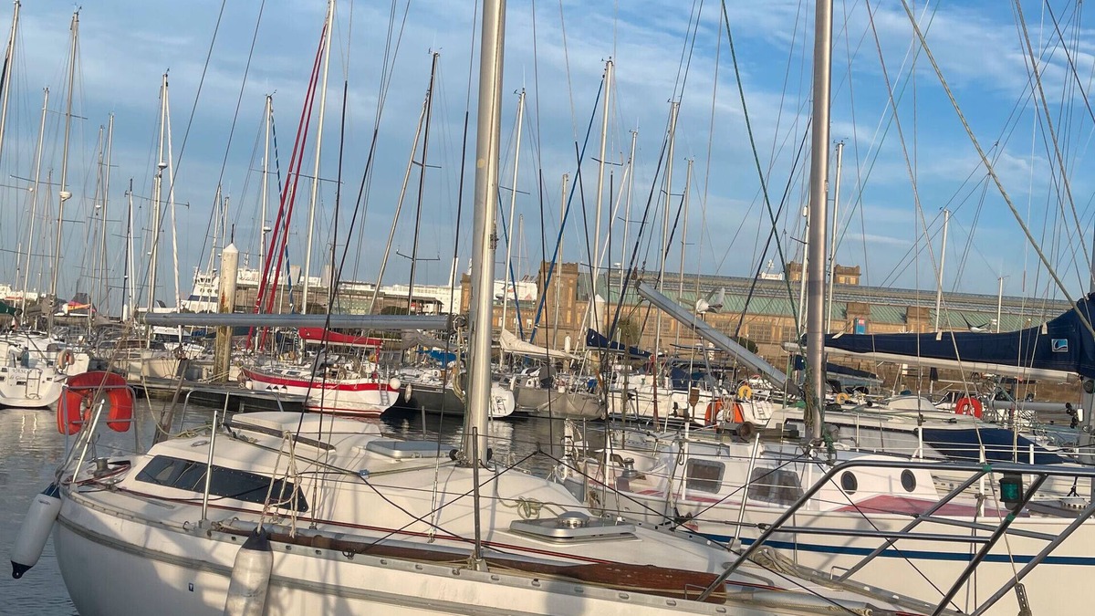 Cherbourg-en-Cotentin Boat Rental | Boat 'Voilier Miraflores' with Sea View, Private Terrace and Wi-Fi