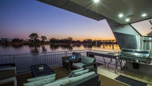 Nichols Point Boat Rental | BOATEL Riverdream Luxury Houseboat