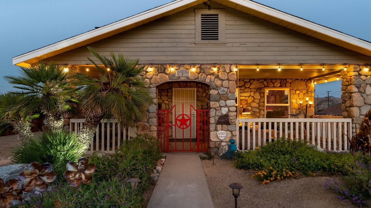 Morongo Valley House | BOBBYSUE’S ROCK HOUSE RANCH NESTLED BETWEEN JOSHUA TREE AND PALM SPRINGS