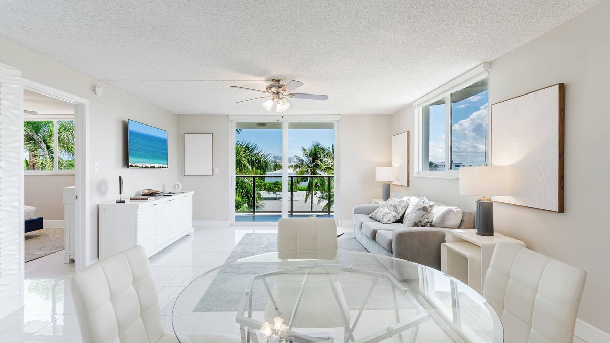 Boca Raton Apartment | Boca Raton - Across from Beach - Balcony Pool Parking 2BR