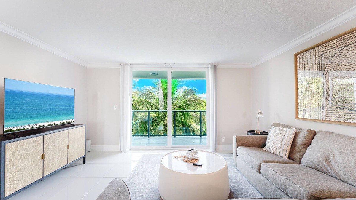 Boca Raton Condo | Boca Raton Escape Pool Directly Across from Beach