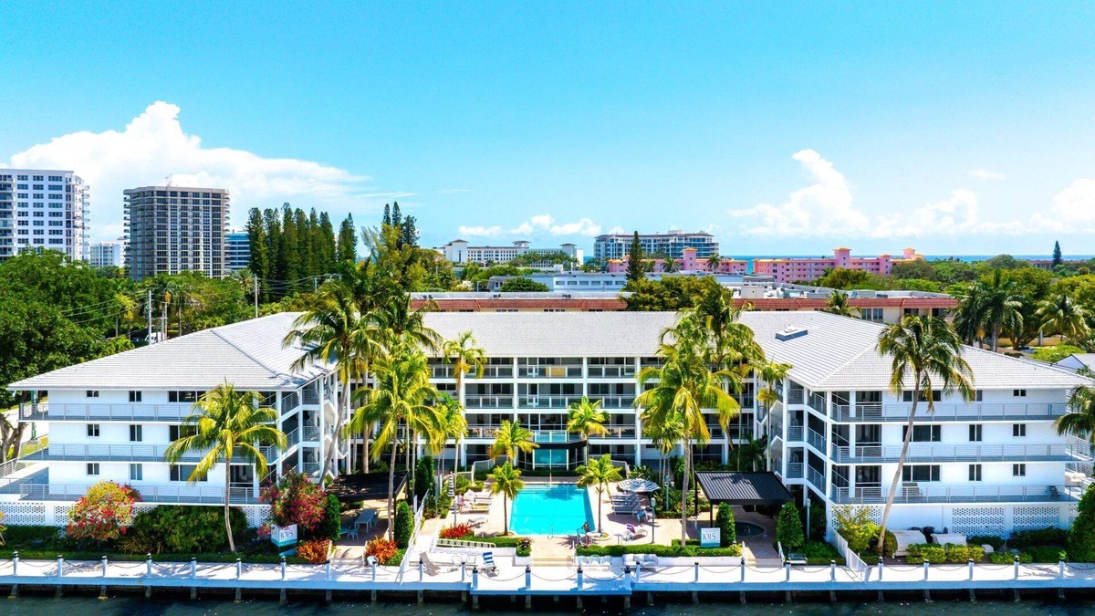 Boca Raton Apartment | Boca Waterfront Walk to Beach Pool & Hot Tub Gym Parking