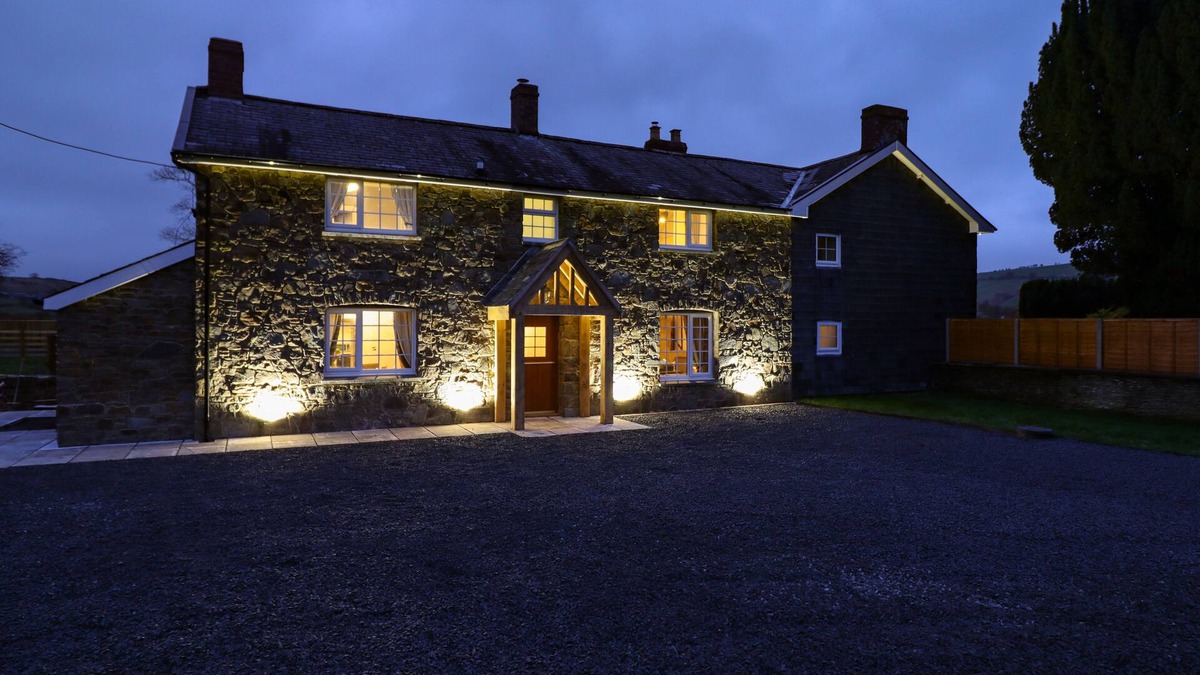 Trefeglwys Cottage | BODAIOCH COTTAGE, pet friendly, with hot tub in Caersws