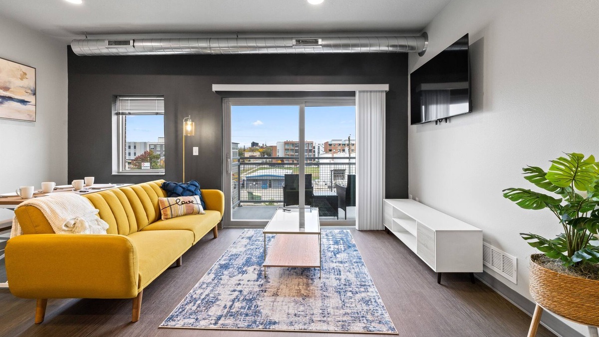 Downtown Des Moines Apartment | Boho 2B1B w/Wi-Fi, Balcony Views, Coffee + Parking