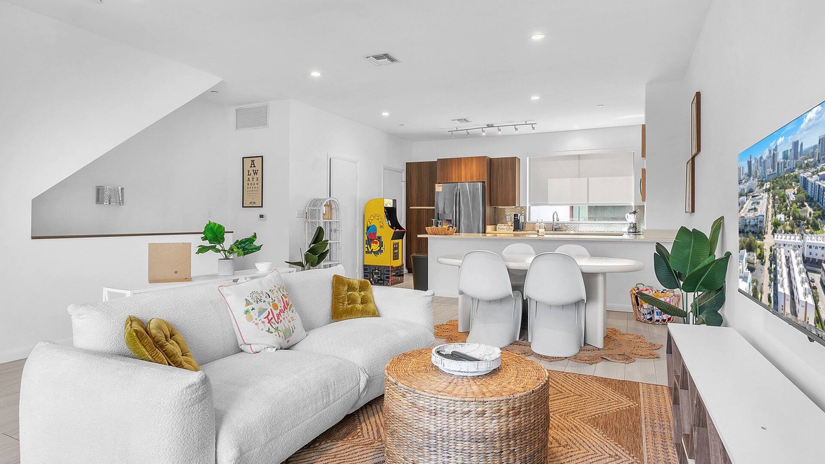 Flagler Village House | Boho Beach Haven in Downtown FTL n9 minutes to the beach!