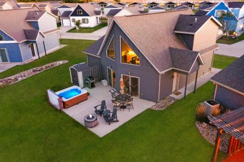 Arnolds Park House | BOHO Bungalow on the Pond w/Hot Tub