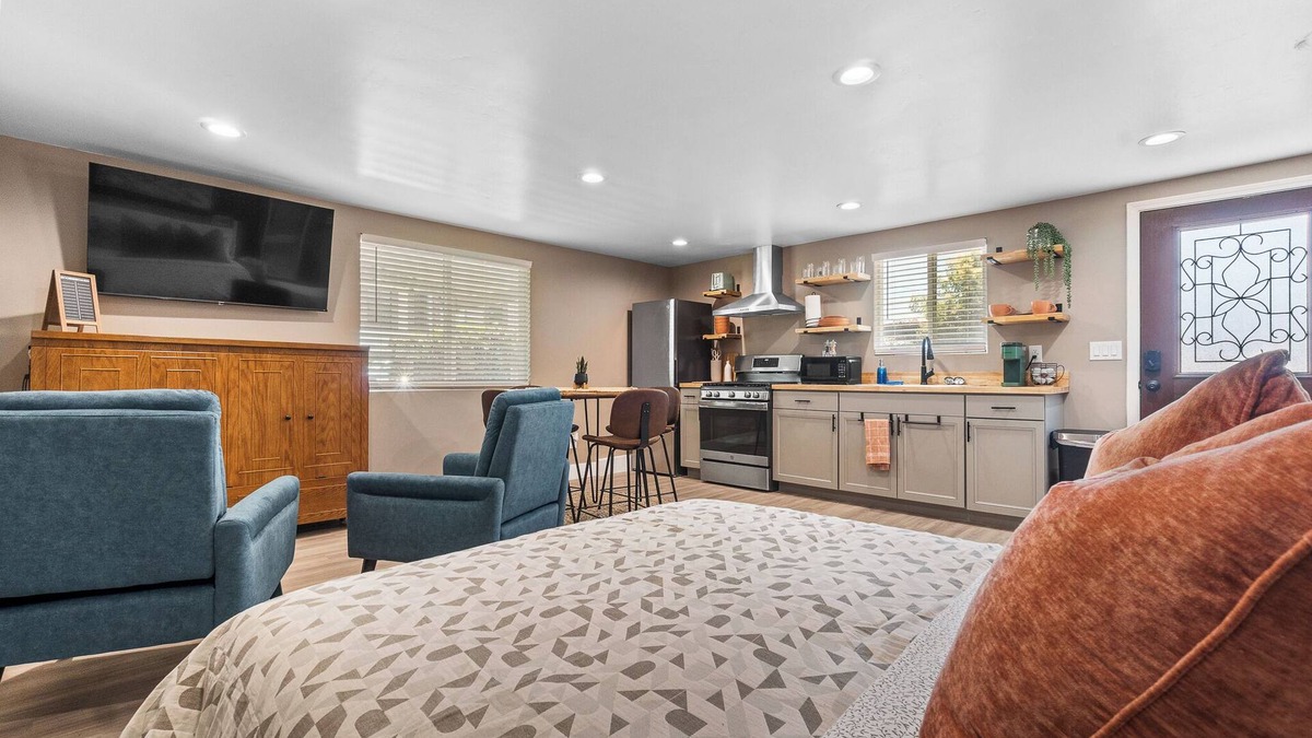 Visalia Apartment | Boho Chic - DT Visalia/W Modern Art Flair