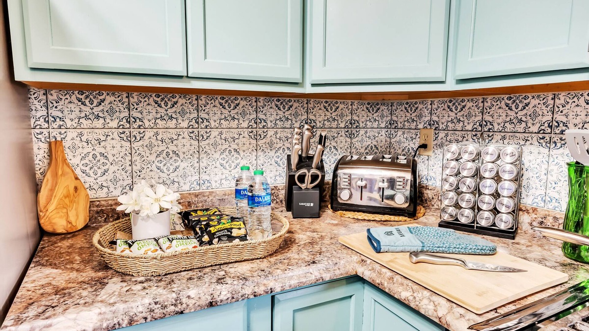 Northeast Anchorage Condo | Boho Design Couples Retreat, office & full kitchen