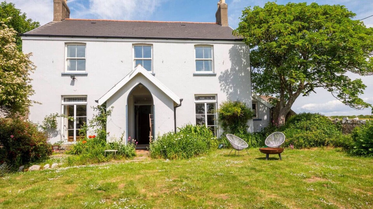 Southerndown Cottage | Boho Family Escape near Dunraven Bay with Sea View