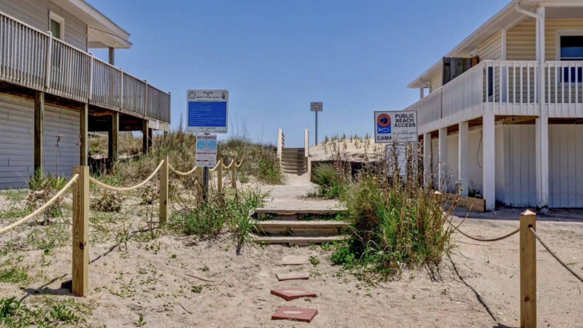 Surf City House | Bombastic Home ~Steps to Beach~Hot Tub~Game Room~Sleeps 13!
