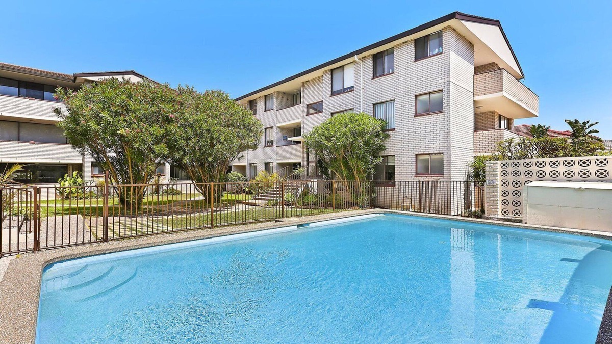 North Bondi Apartment | Bondi Beach Apt Swimming Pool, Parking and Air Con