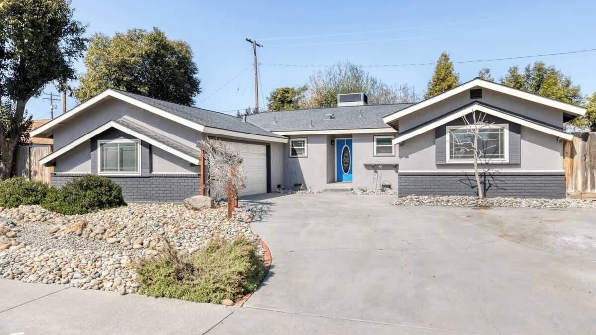 Porterville House | Bonita Blue - Spa & Zen Pond