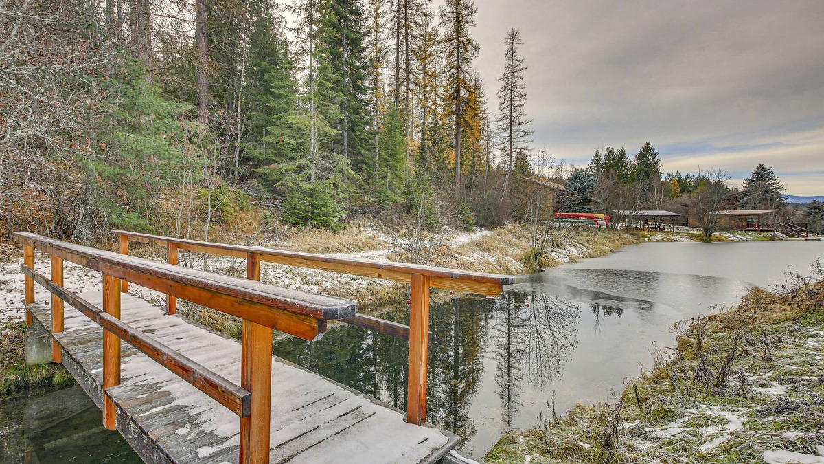 Bonners Ferry Cabin | Bonners Ferry Cabin w/Wraparound Deck & Views!