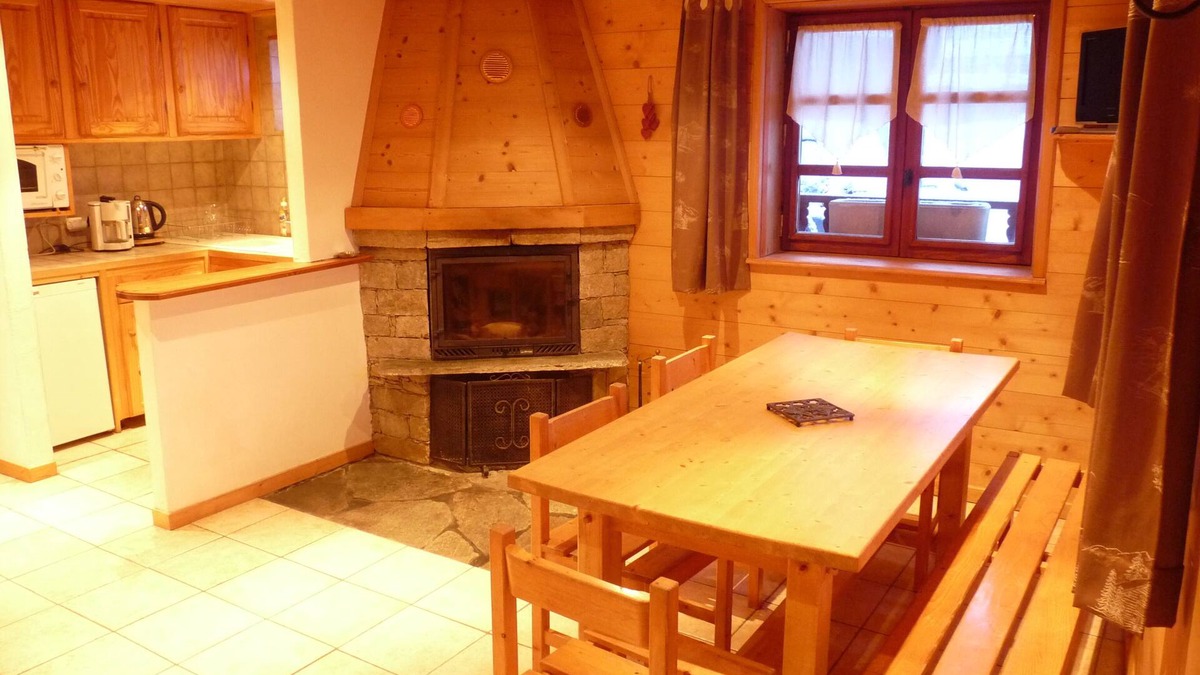 Bonneval-sur-Arc Apartment | Bonneval sur Arc - Apartment Bear with fireplace in typical chalet