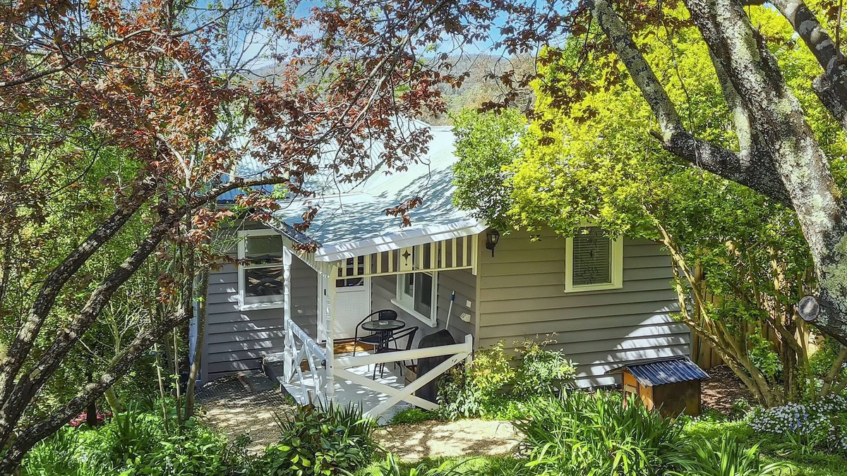 Hepburn Springs Cottage | BONNIE BRAE COTTAGE, a cosy miners cottage in Hepburn Springs