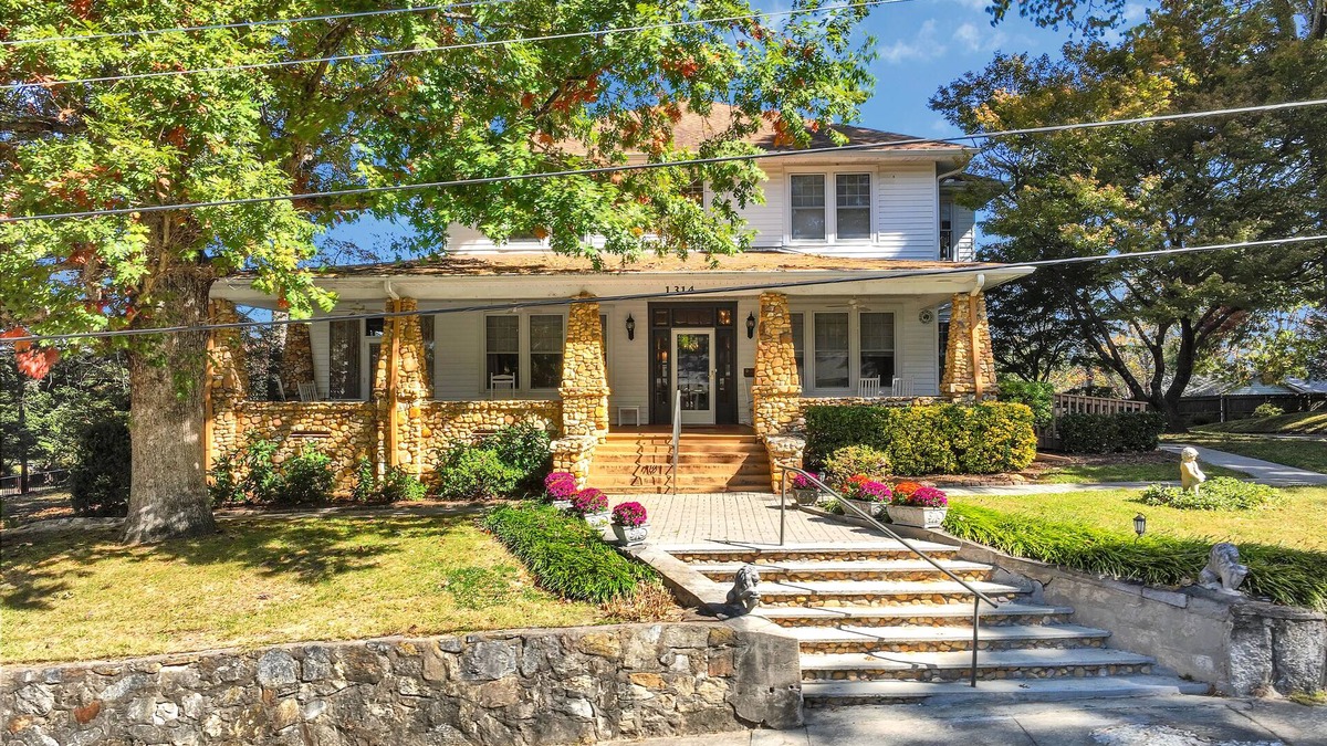 Hyman Heights Historic District House | Bonnie Haven | Historic 10 BR Home in Downtown Hendersonville