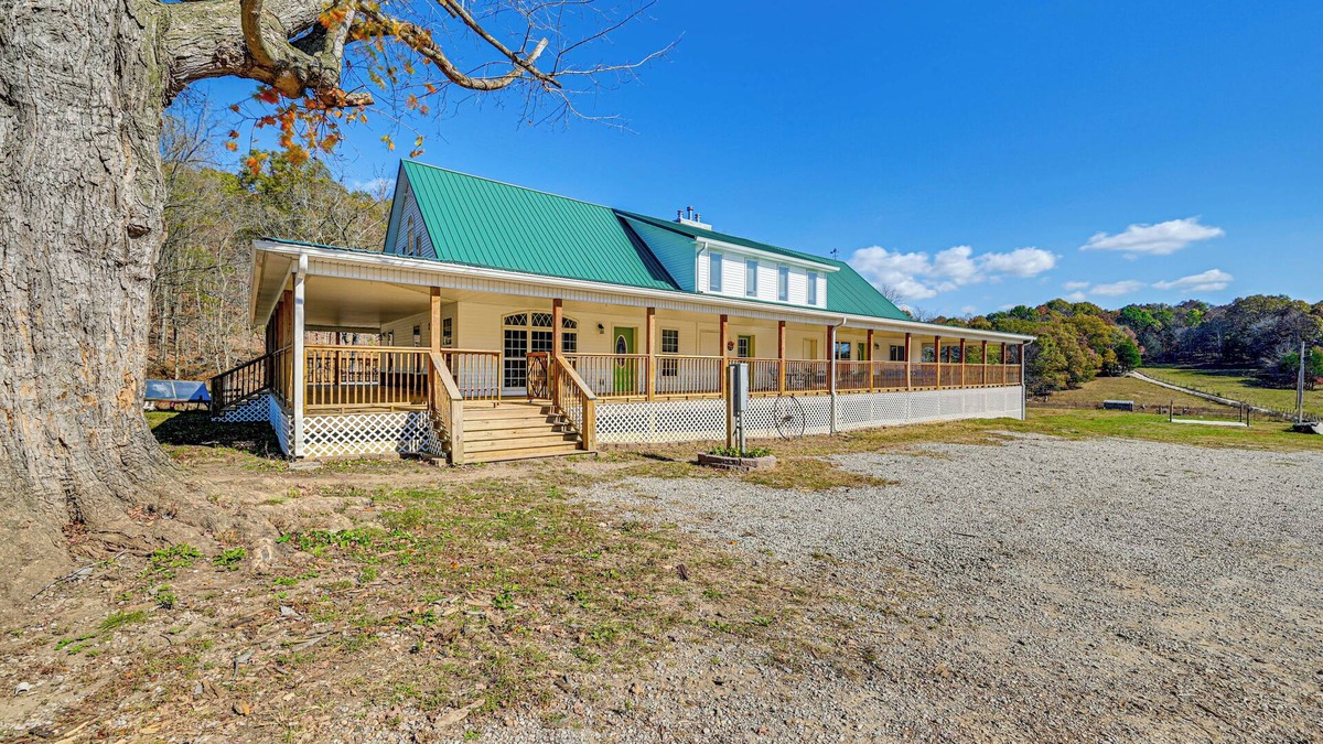 Hardyville House | Bonnieville Farmhouse on 69 Acres w/Porch!