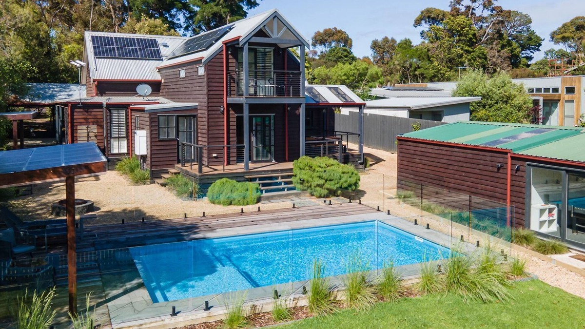 Somers House | Bonview Beach Boy with pool on the park