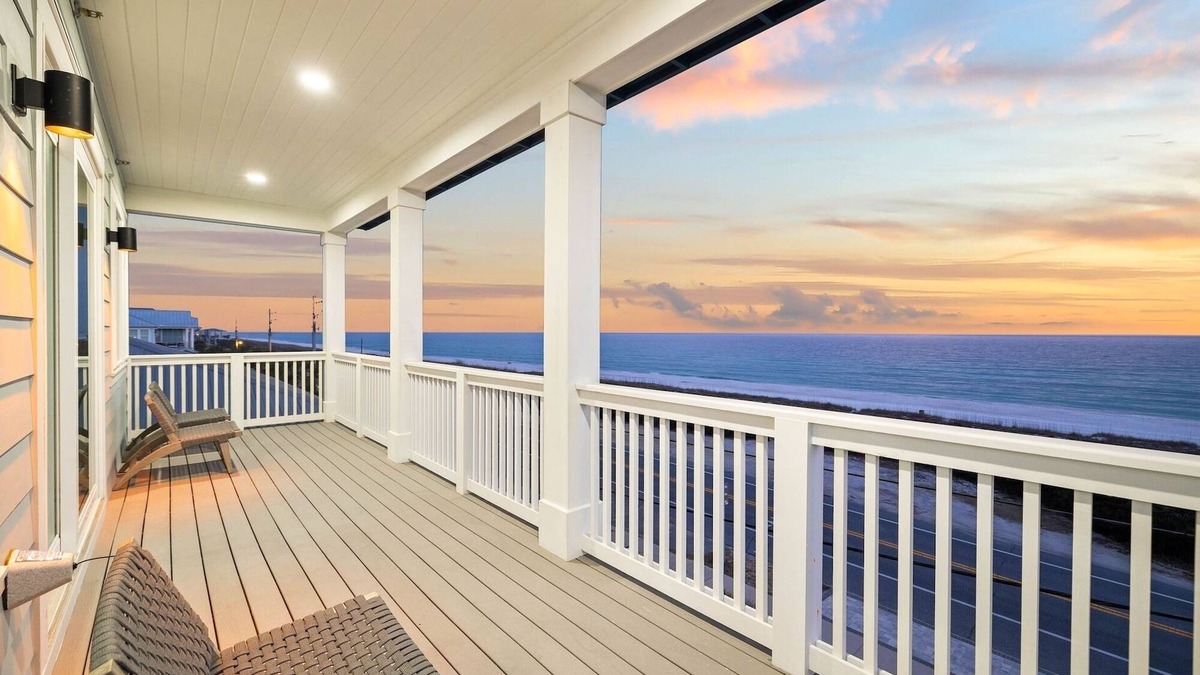 Fort Bay House | Book for Fall! Private Pool! 7 Adult Bikes! Across the street from the Beach! Ping Pong Table!