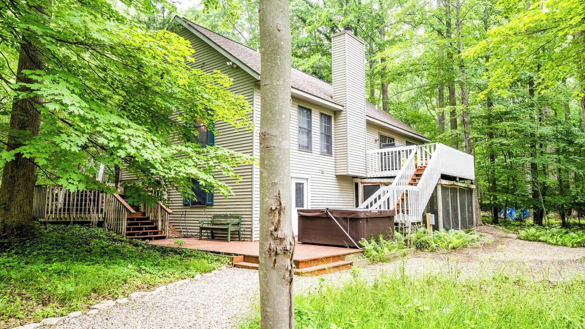 Glenn House | Book for the Fall-Winter season now! Discounted Rates! -Pet-Friendly.